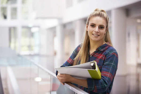 Estudante feminina na universidade moderna — Fotografia de Stock