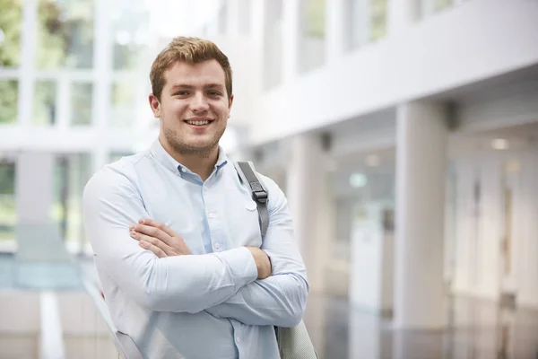 Leende student i universitet — Stockfoto