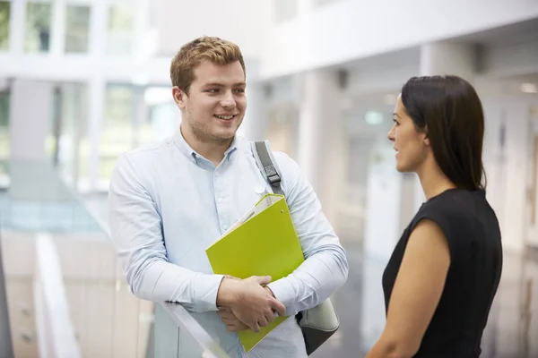 Studente e insegnante parlando in università — Foto Stock