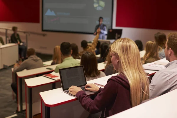 Étudiant utilisant un ordinateur portable lors d'une conférence — Photo