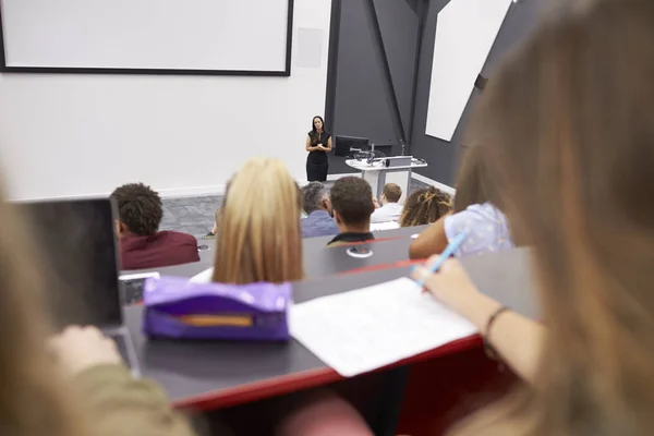 Woman lecturing students in a lecture theatre — Stock Photo, Image