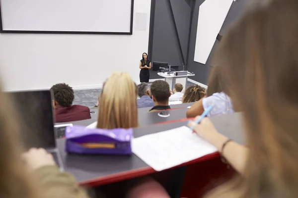 Mujer dando clases a estudiantes en un teatro de conferencias —  Fotos de Stock