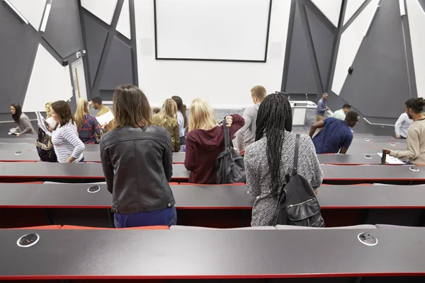 Estudantes que deixam palestra universitária — Fotografia de Stock