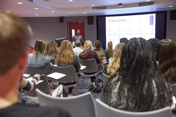 Student-föreläsning i modernt universitet klassrum — Stockfoto