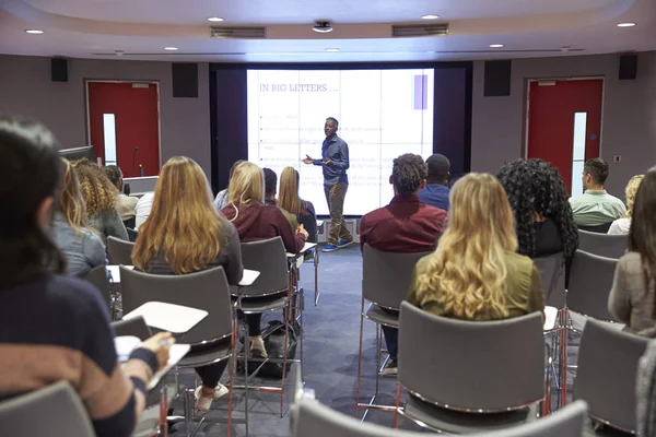 Student-föreläsning i modernt universitet klassrum — Stockfoto