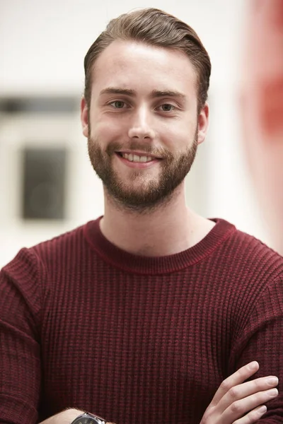 Estudiante masculino sonriente — Foto de Stock