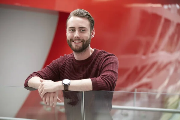 Skäggiga studenten i modernt universitet — Stockfoto