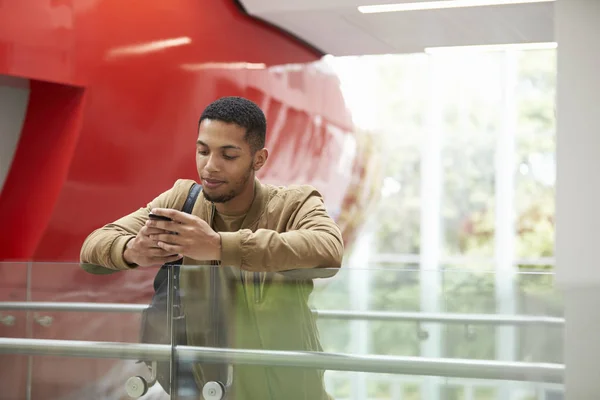 Mužské student pomocí smartphone v univerzitě — Stock fotografie