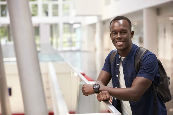Uśmiechnięty mężczyzna studentów w Uniwersytecie — Zdjęcie stockowe