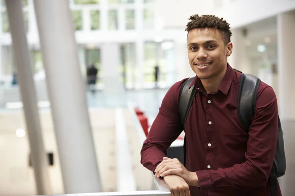 Jovem estudante do sexo masculino na universidade — Fotografia de Stock