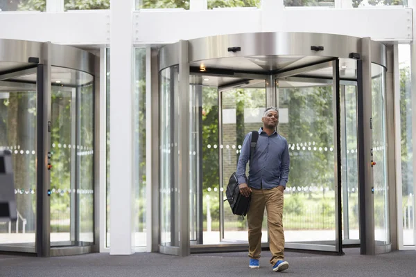 O homem que entra no foyer do edifício moderno — Fotografia de Stock