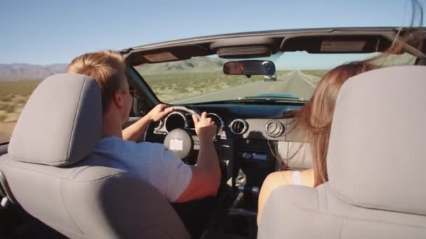 Casal em viagem de carro — Vídeo de Stock