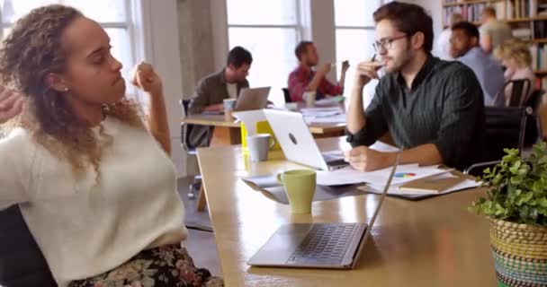 Geschäftsfrau tanzt im Büro — Stockvideo