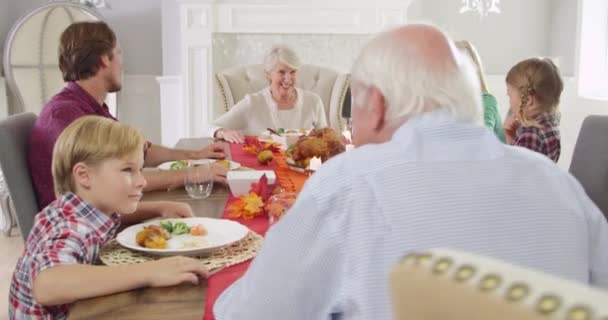 Familie mit Großeltern genießt Erntedank-Essen — Stockvideo