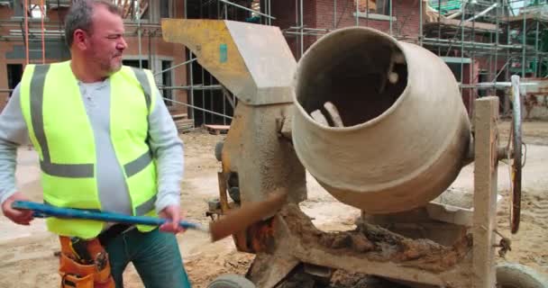 Trabajador de construcción en obra — Vídeos de Stock