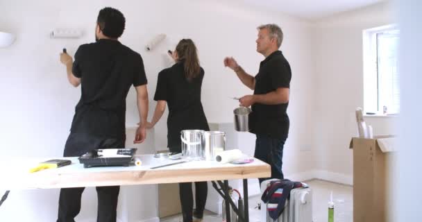 Decorador instruindo colegas sala de pintura — Vídeo de Stock