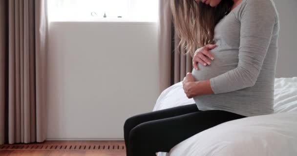Депрессивная беременная женщина — стоковое видео