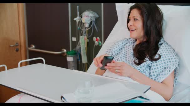 Paciente femenina en cama de hospital — Vídeo de stock