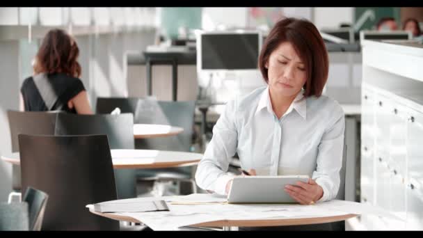 Businesswoman working with digital tablet — Stock Video