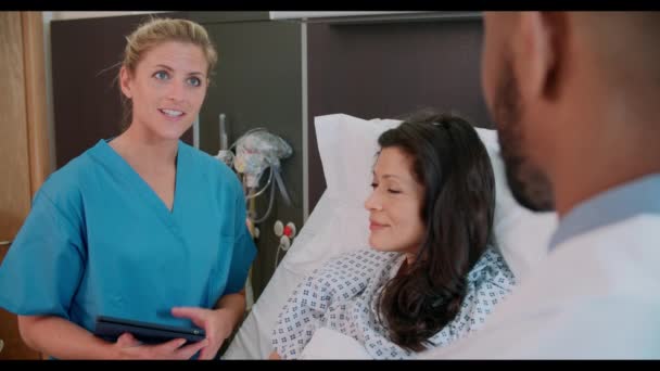 Жіночий пацієнтів і медичних працівників — стокове відео