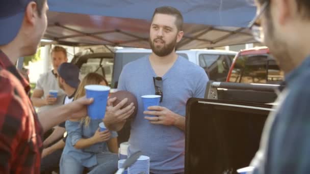 Park yerinde Tailgating sporseverler — Stok video