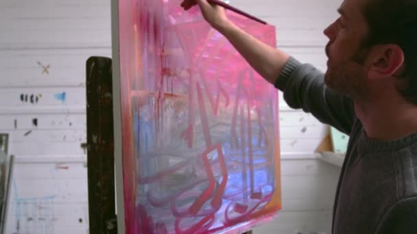 Männlicher Künstler arbeitet an der Malerei — Stockvideo
