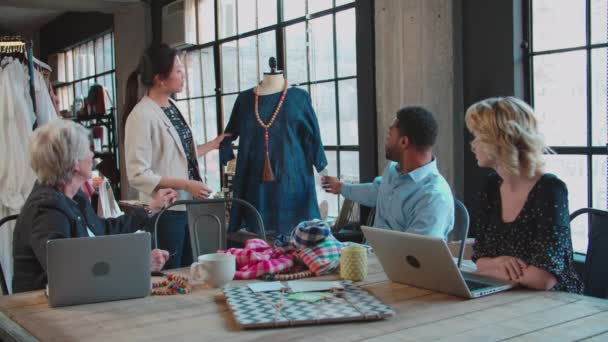 Empat Desainer Mode Dalam Pertemuan — Stok Video