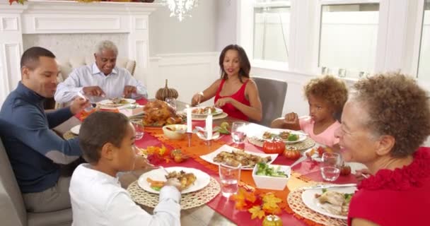 Familia disfrutando de la comida de Acción de Gracias — Vídeo de stock