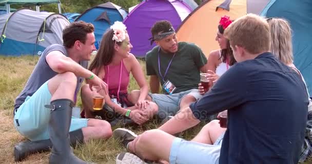 Vrienden zitten in een cirkel — Stockvideo