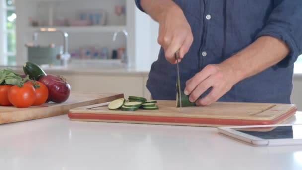 L'uomo segue la ricetta su tavoletta digitale — Video Stock