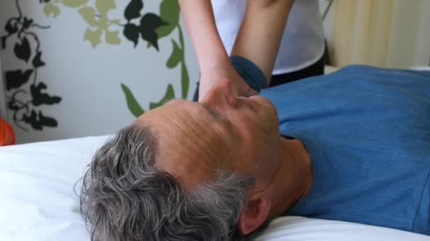 Paciente masculino trabalhando com fisioterapeuta — Vídeo de Stock