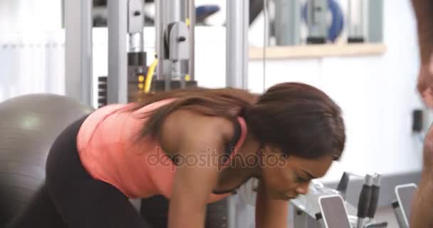 Mujer haciendo ejercicio en el gimnasio — Vídeo de stock