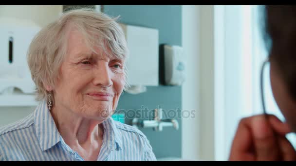 Arzt untersucht ältere Patientin — Stockvideo