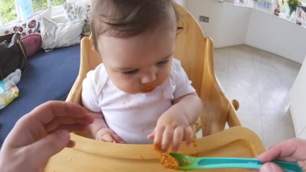 Baby gevoed In kinderstoel — Stockvideo