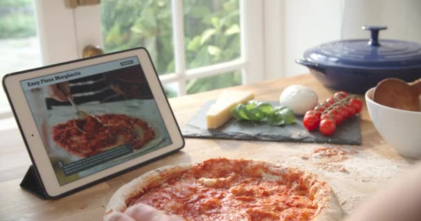 Persona que sigue la receta de pizza — Vídeos de Stock