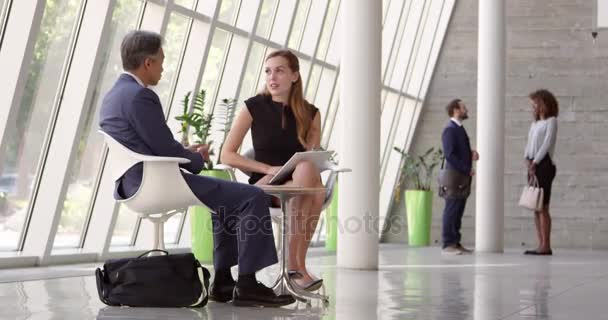 Reunión de negocios en la oficina ocupada — Vídeos de Stock