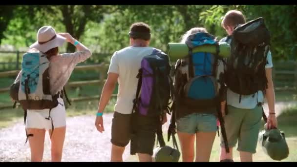 Gente que va de camping en el Festival de Música — Vídeos de Stock