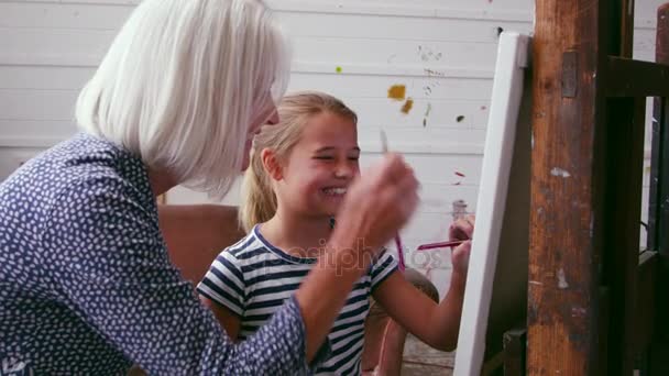 Abuela y nieta pintando — Vídeo de stock