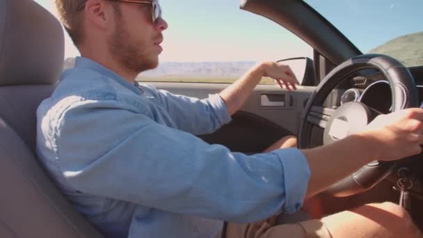 Homme en voiture convertible — Video