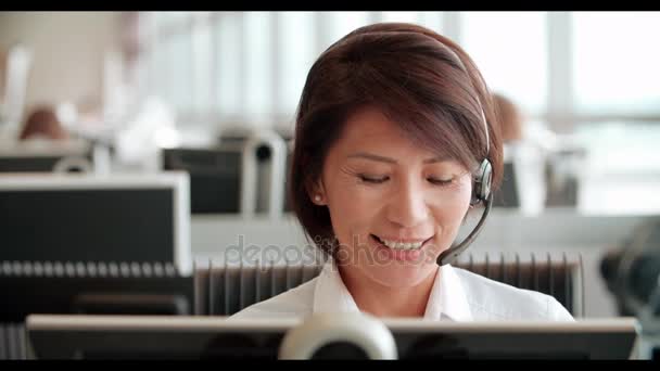 Chinesin arbeitet in einem Callcenter — Stockvideo