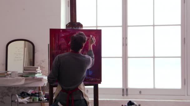 Artista masculino trabalha na pintura — Vídeo de Stock
