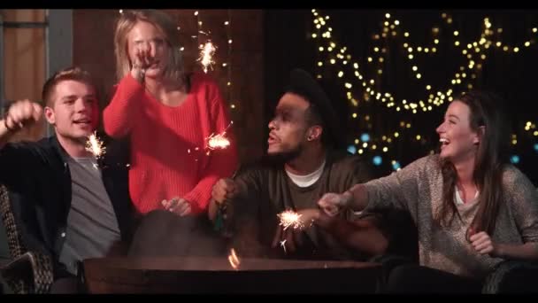 Parejas Iluminación Sparklers — Vídeo de stock