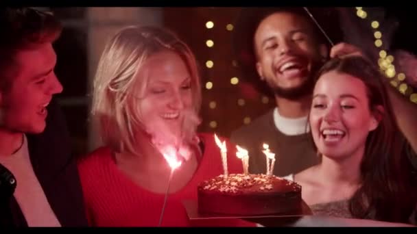 Amigos celebrando cumpleaños — Vídeo de stock