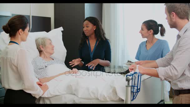 Senior vrouwelijke patiënten en medisch personeel — Stockvideo