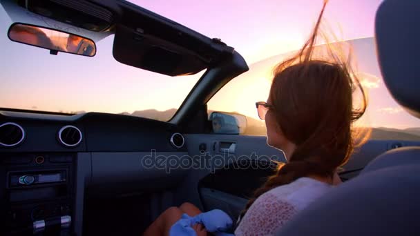Pasajero femenino en coche convertible — Vídeo de stock