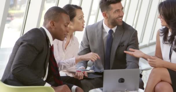 Reunião de negócios com laptop — Vídeo de Stock