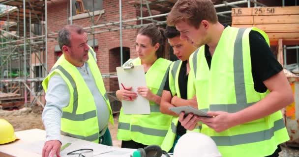 Bauarbeiter auf Baustelle bespricht Arbeiten — Stockvideo