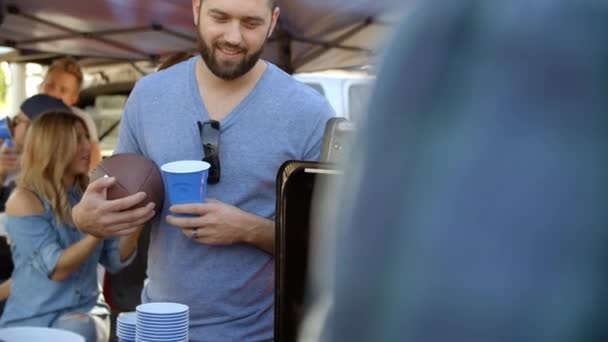 Fãs de esportes Tailgating — Vídeo de Stock