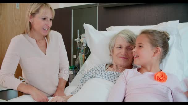 Посещение бабушки в больничной койке — стоковое видео