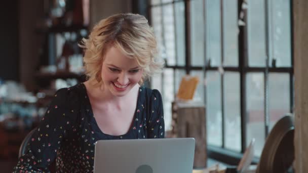 Diseñador de moda femenino usando computadora portátil — Vídeo de stock